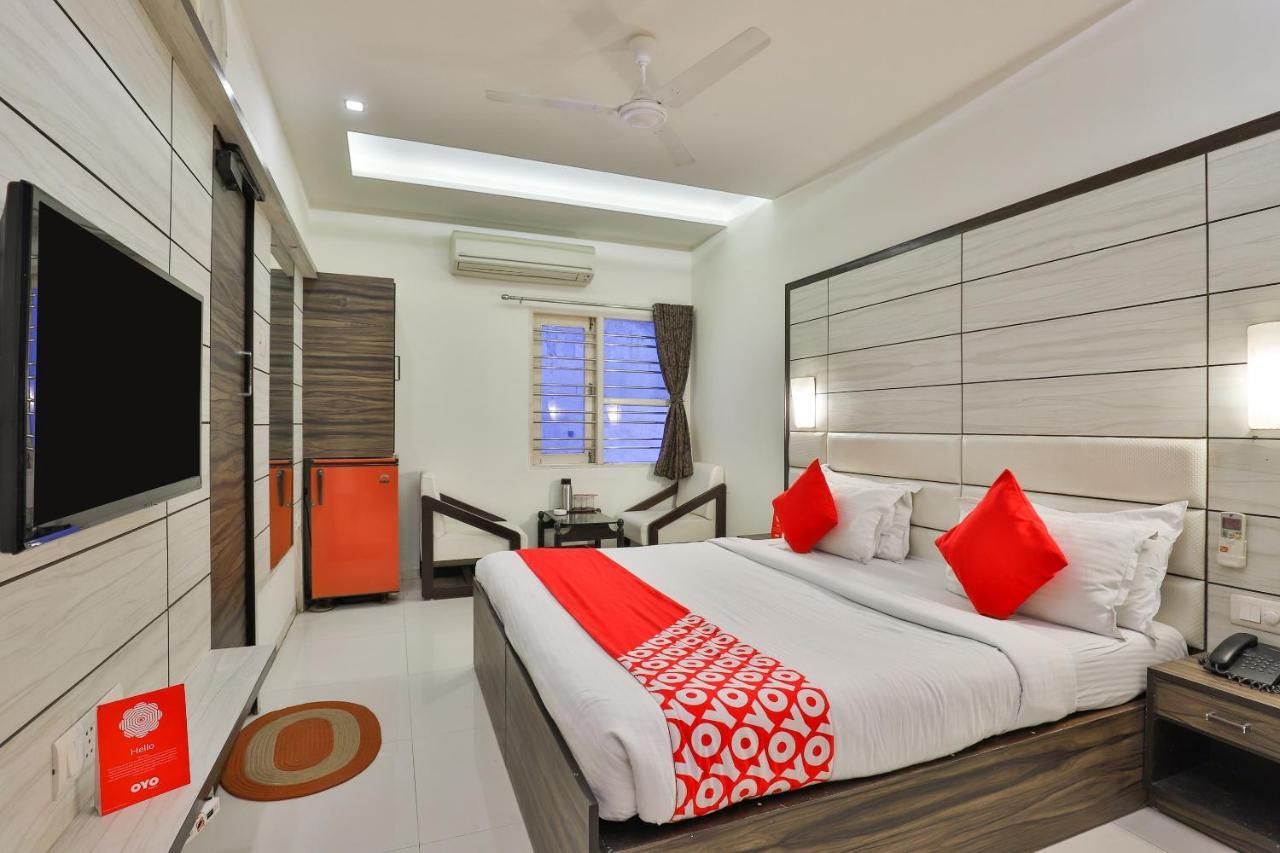 Oyo 2351 Hotel Golden Plaza Ahmedabad Eksteriør bilde