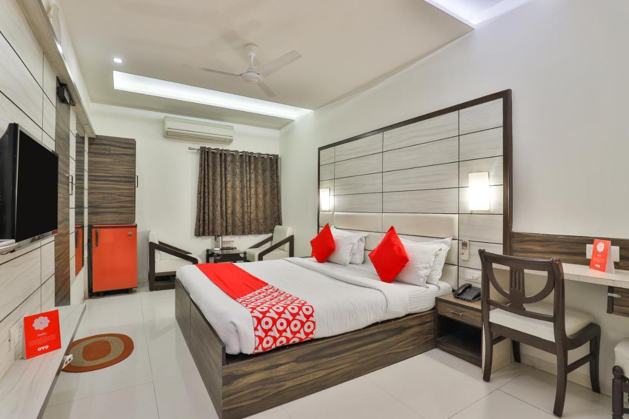 Oyo 2351 Hotel Golden Plaza Ahmedabad Eksteriør bilde