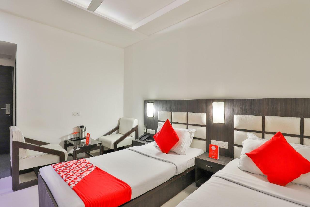Oyo 2351 Hotel Golden Plaza Ahmedabad Eksteriør bilde