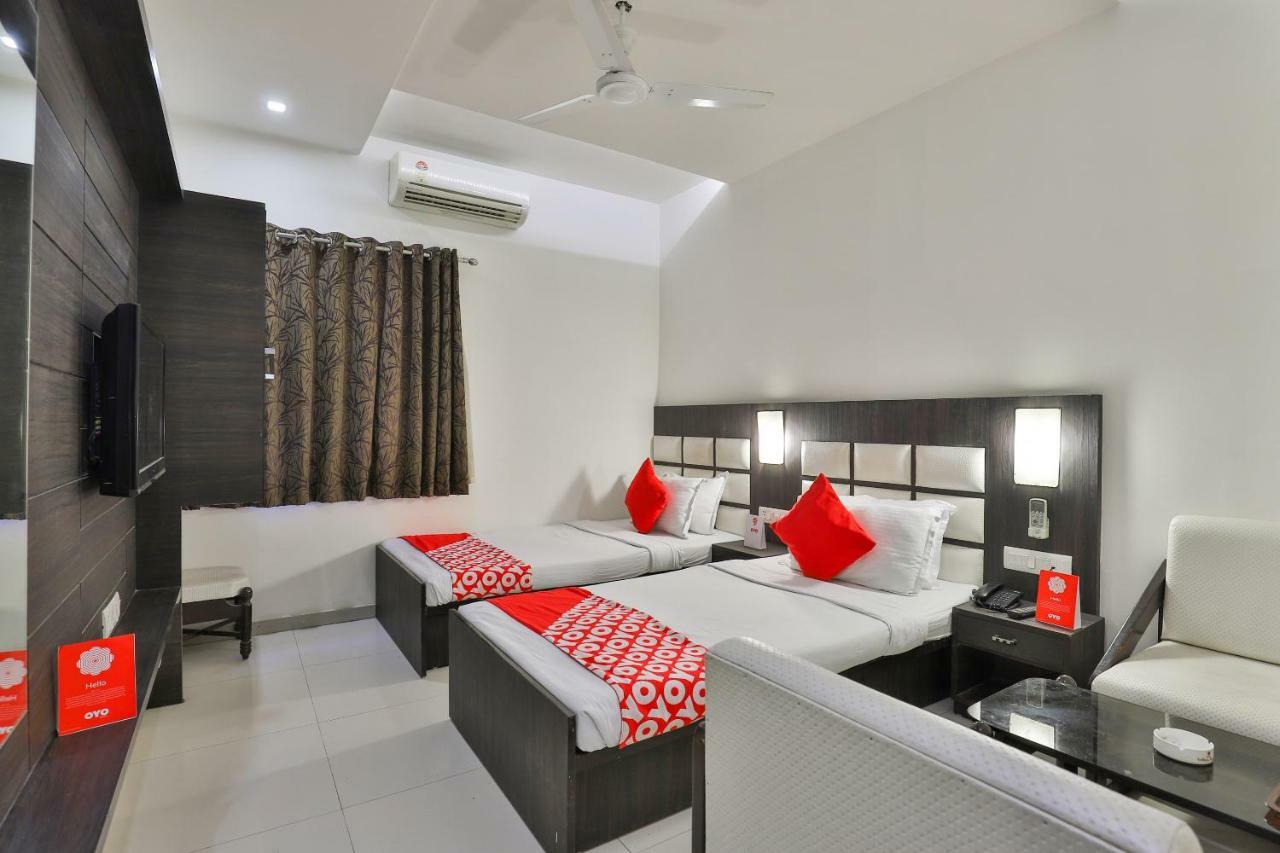 Oyo 2351 Hotel Golden Plaza Ahmedabad Eksteriør bilde